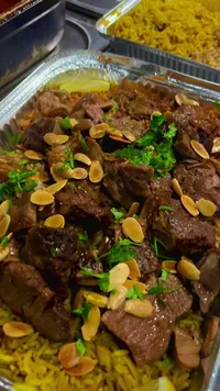 وجبة أرز باللحم والمكسرات