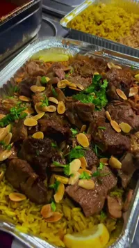 وجبة أرز باللحم والمكسرات
