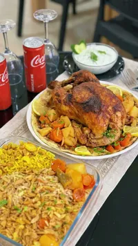 وجبة دجاج مشوي مع الأرز والخضار