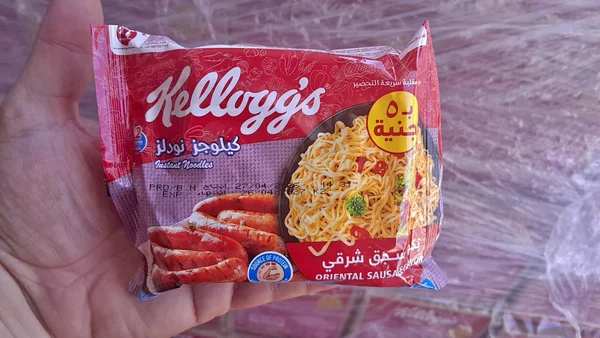 نودلز سريعة التحضير بنكهة السجق الشرقي - كيلوجز (Kellogg's) - مواد غذائية وبقالة - سوق غزة