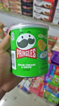 رقائق البطاطس بنكهة الكريمة الحامضة والبصل - برينجلز (Pringles)