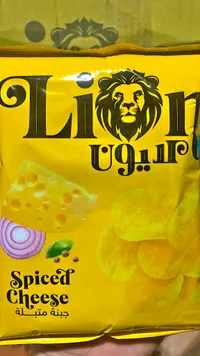شيبس بطاطس بنكهة الجبنة المتبلة - لايون (Lion)