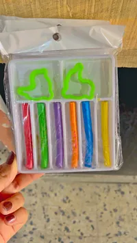عجينة لعب بألوان متنوعة وأشكال (Play-Doh)