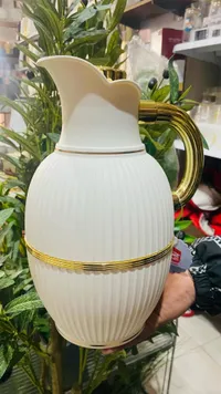 تيرموس ماء سيراميك أبيض مع مقبض ذهبي