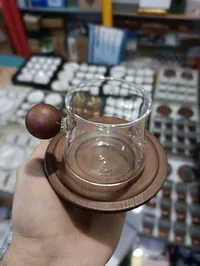 كوب زجاجي بمقبض خشبي مع قاعدة