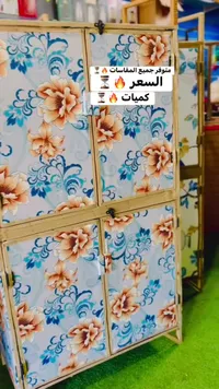 خزانة خشبية بأبواب زجاجية - تصميم زهور