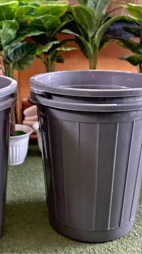 سطل بلاستيكي رمادي متعدد الاستخدامات