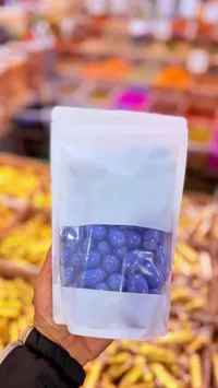 حبات شوكولاته زرقاء