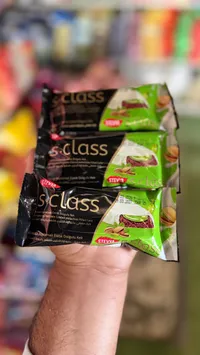 كيك مغطى بشوكولاتة الحليب ومحشو بكريمة الفستق - إس كلاس (S-class)