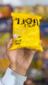 شيبس بنكهة الجبنة المتبلة - لايون (Lion)