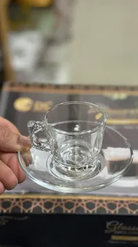 فنجان قهوة زجاجي شفاف مع صحن