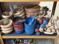 مجموعة أدوات طهي خشبية وسيراميك متنوعة