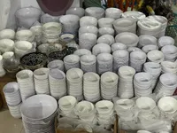 أطباق بلاستيكية بيضاء