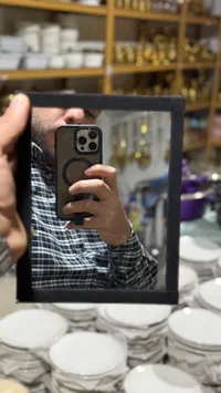 مرآة سوداء مع إطار