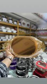 طبق تقديم ذهبي بمقابض منحوتة