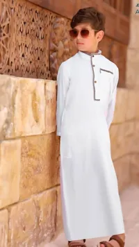 ثوب أطفال أبيض كلاسيكي بتطريز فضي