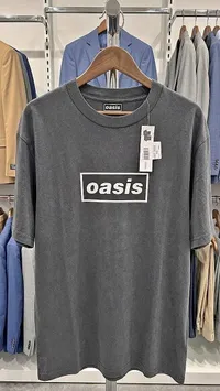 تيشيرت بشعار أواسيس (Oasis)