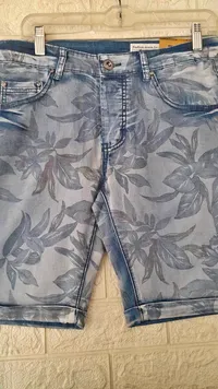 شورت رجالي بطبعة أوراق شجر (Fashion denim for)