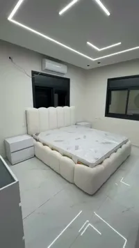 طقم سرير مودرن مبطن مع كومودينات