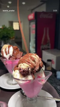 كأس آيس كريم مع صوص الشوكولاتة - بيسترو عرفات (Bistro Arafat)