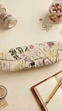 حافظة أقلام بتصميم رسائل عتيقة