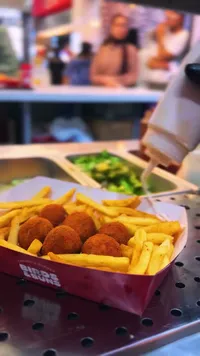 وجبة كرات الدجاج المقرمشة مع البطاطس - بيردز آند بونز (Birds & Buns)