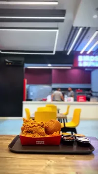 وجبة دجاج مقرمش مع خبز - بيردز آند بنز (Birds & Buns)