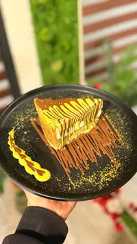 طبق تقديم ديزرت مع تزيين فني