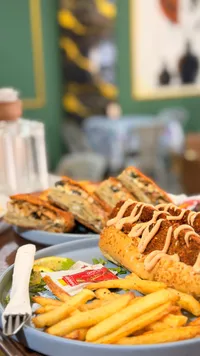 هوت دوج مع بطاطس مقلية