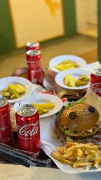 برجير لحم مع بطاطس مقلية