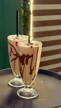 ميلك شيك شوكولاتة بارد