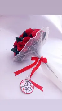 باقة ورود صناعية حمراء وسوداء مع شريط