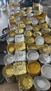 صحون بلاستيك ذهبية وفضية