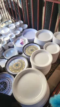صحون بلاستيك بيضاء