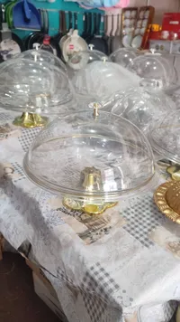 غطاء طبق زجاجي مع قاعدة ذهبية