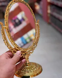 مرآة زينة بإطار ذهبي منقوش