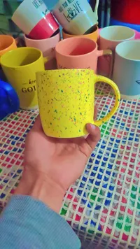 مج سيراميك ملون بنقوش مرقطة