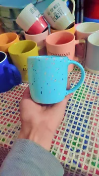 مج سيراميك ملون بتصميم مرقط