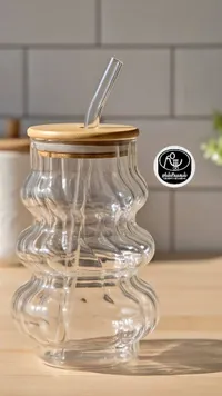 كوب زجاجي مموج مع غطاء خشبي وقشة - شمس الشام