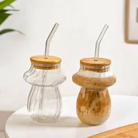كوب زجاجي بتصميم فطر مع غطاء خشبي وقشة