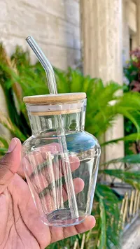 كوب زجاجي أنيق مع غطاء خشبي وقشة