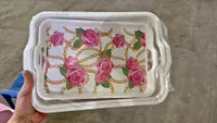 صواني تقديم ورد وسلاسل ذهبية