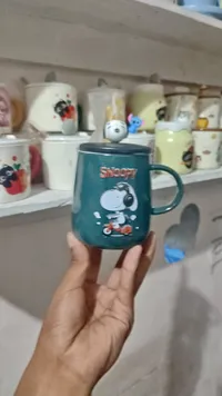 كوب مع غطاء بتصميم سنوبي (Snoopy)
