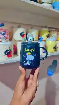 كوب مع غطاء بتصميم سنوبي (Snoopy)