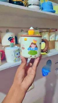 كوب بغطاء مزين بفتاة وكب كيك