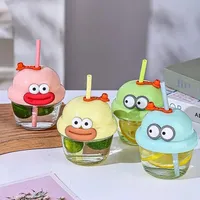 كوب مع مصاصة بتصميم كرتوني لطيف