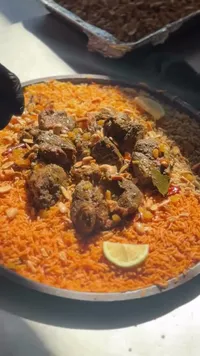 وجبة أرز باللحم والمكسرات