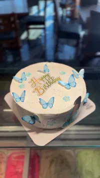 كيك عيد ميلاد بتزيين الفراشات