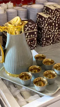 إبريق شاي وفناجين ذهبي - سيراميك أبيض