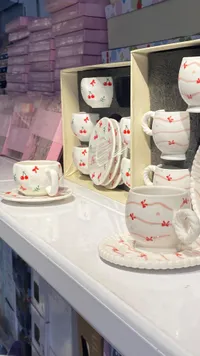 طقم فناجين وأطباق سيراميك بنقش الكرز